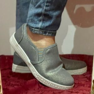 NIB MUK LUKS Street Savvy Slip-On Sneakers - Denim Blue with Gold Sheen - Sz 7